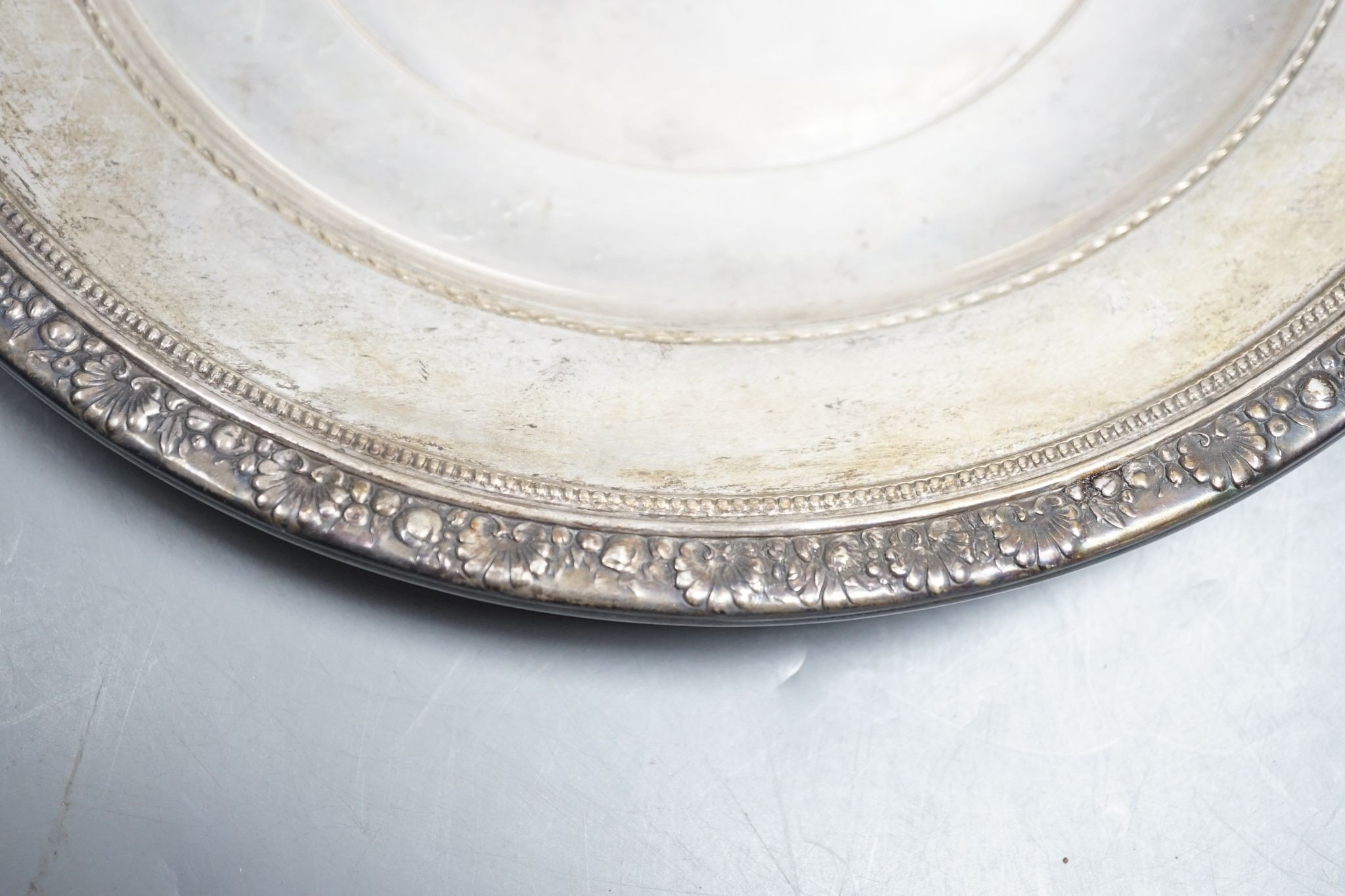 An American sterling 'Medici' dish, 27cm, 10oz.